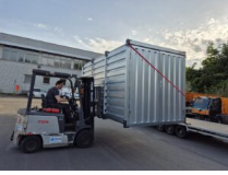 Container wordt geleverd met heftruck