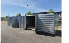 Rij containers op een parking